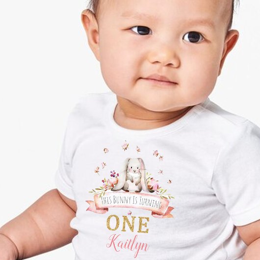 あるウサギが1歳になる お誕生日 ベビーTシャツ