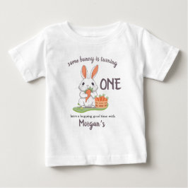 あるウサギは1歳の男の子と女の子の最初の誕生日 ベビーTシャツ