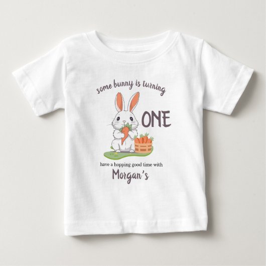 あるウサギは1歳の男の子女の子の1歳の誕生日 ベビーTシャツ (正面)