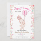 あるウサギは1歳！ 女の子の1歳の誕生日 ピンクの風船 招待状 (正面)