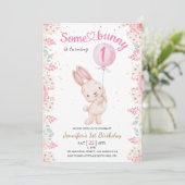 あるウサギは1歳！ 女の子の1歳の誕生日 ピンクの風船 招待状 (スタンド正面)