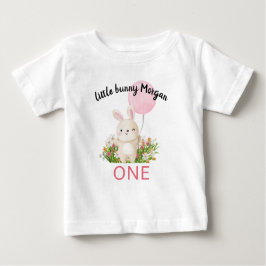 あるウサギは、とってもキュートな女の子の１歳の誕生日です ベビーTシャツ