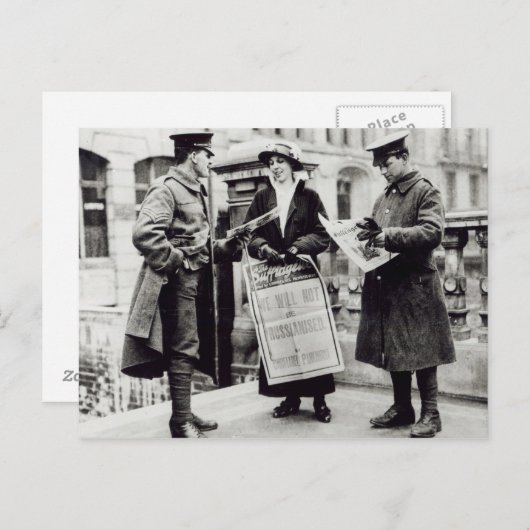 あるサフラジェットが新聞を2人に売っている ポストカード (正面/裏面)