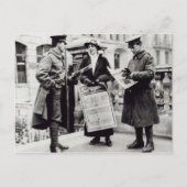 あるサフラジェットが新聞を2人に売っている ポストカード (正面)