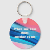 あるドアが別のドアを閉じると、引用文キーチェーンが開く キーホルダー (正面)