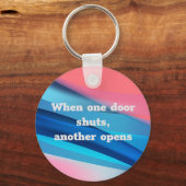 あるドアが別のドアを閉じると、引用文キーチェーンが開く キーホルダー (正面)