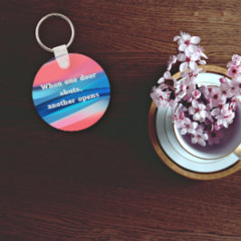 あるドアが別のドアを閉じると、引用文キーチェーンが開く キーホルダー