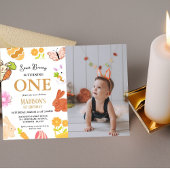 あるバニーがバニーの1歳の誕生日パーティーを飾る 招待状