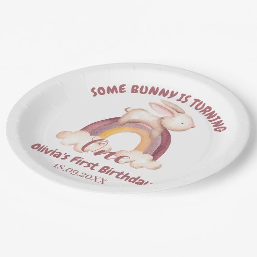 あるバニーがバニー1歳の誕生日を飾る ペーパープレート (アングル)