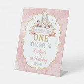 あるバニーが1歳の誕生日を歓迎 台座サイン (正面)