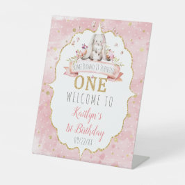 あるバニーが1歳の誕生日を歓迎 台座サイン