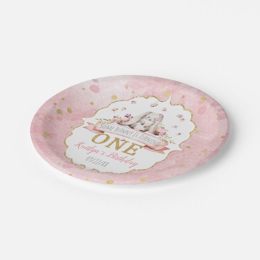 あるバニーが1歳の誕生日を迎える ペーパープレート (アングル)
