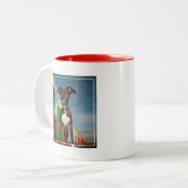 あるビーチ小屋の前に立っているラーチャー ツートーンマグカップ (正面左)