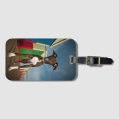 あるビーチ小屋の前に立っているラーチャー ラゲッジタグ (正面横)