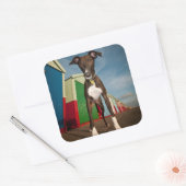 あるビーチ小屋の前に立つ潜伏兵 スクエアシール (封筒)