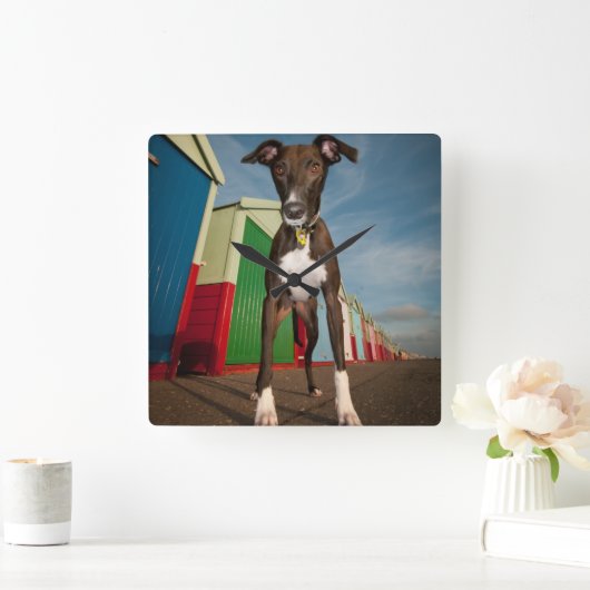 あるビーチ小屋の前に立つ潜伏兵 スクエア壁時計 (ホーム)