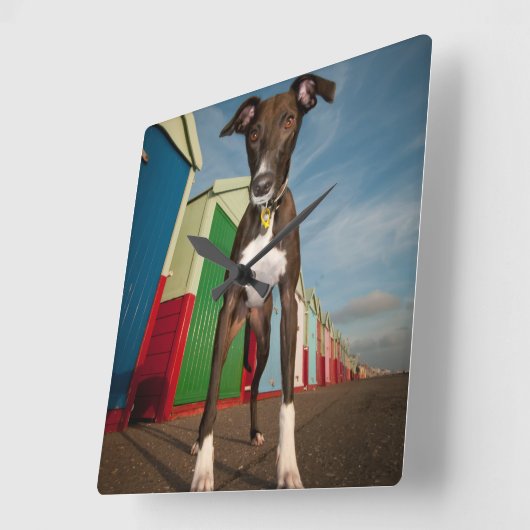 あるビーチ小屋の前に立つ潜伏兵 スクエア壁時計 (傾斜)