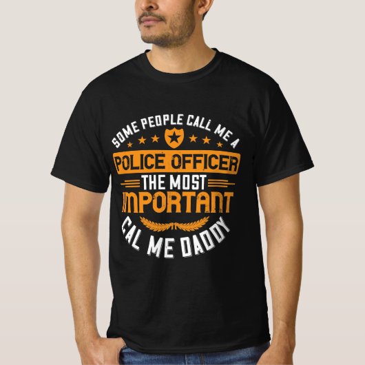 ある人々は私を警察官と呼ぶ Tシャツ (正面)
