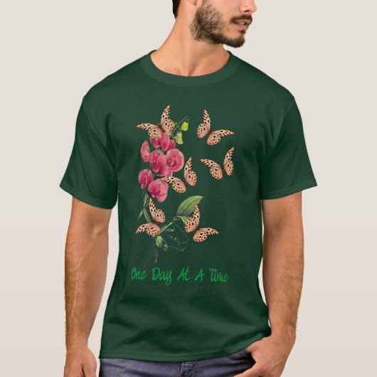 ある日の時間に蝶のスイートピー花 Tシャツ (正面)