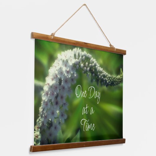 ある日の白い野の花感動的 吊り下げ型タペストリー (傾斜あり)