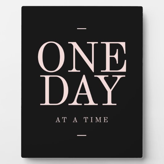 ある日 – のインスパイア引用文ブラックピンクゴール フォトプラーク (正面)