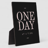 ある日 – のインスパイア引用文ブラックピンクゴール フォトプラーク (側面)