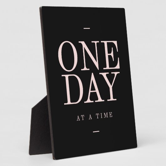 ある日 – のインスパイア引用文ブラックピンクゴール フォトプラーク (側面)