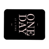 ある日 – のインスパイア引用文ブラックピンクゴール マグネット (横)