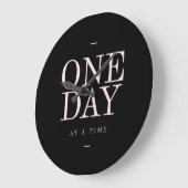 ある日 – のインスパイア引用文ブラックピンクゴール ラージ壁時計 (傾斜)