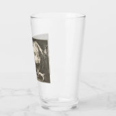 ある男が別の男の脚を持ち上げる タンブラーグラス (左)