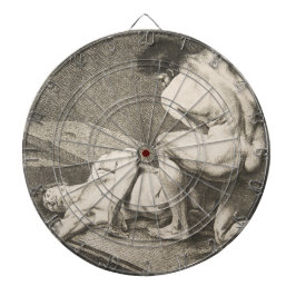 ある男が別の男の脚を持ち上げる ダーツボード