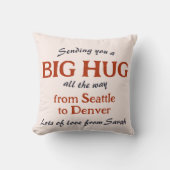 ある都市から別の都市へ大きなハグを送る クッション (正面)