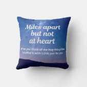 あ恋しく思あなたの枕に抱き寄せ恋しく思! クッション (裏面)