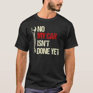 いいえ、まだ車の整備は終わってないよ。工具、整備士、ガレージ、趣味。 Tシャツ