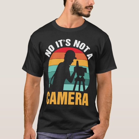 いいえ、カメラの測量士ではありません Tシャツ (正面)