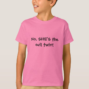 いいえ、彼女は悪の双生児です! Tシャツ