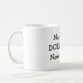 いいえ、微笑して救済しません。今度は立ち去って下さい コーヒーマグカップ (左)