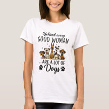 いい女の背後にはたくさんの犬がいる