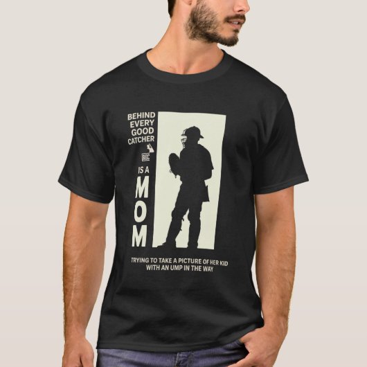 いい捕手の裏には写真を撮ろうとするお母さんがいます  Tシャツ (正面)