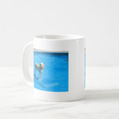 いかだの白いCockapoo犬の水泳 コーヒーマグカップ (正面左)