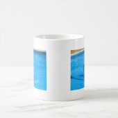 いかだの白いCockapoo犬の水泳 コーヒーマグカップ (中央)