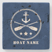 いかりとクロスしたオールとブルー上のボート名 ストーンコースター (正面)