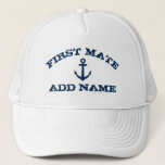 いかりと名前の航海のFirst Mate帽子 キャップ<br><div class="desc">いかりと名前をカスタムすると航海のファーストメイト帽子。ヴィンテージタイポグラフィテンプレート船乗りの仲間。セーリングとパーソナライズされたボート旅行のためにあなたの帽子を作りなさい。ネイビーブルー船のいかりのシンボルと文字。かわいい誕生日プレゼントアイディアパートナー。ガールフレンド、デッキクルー、チーム、ヨットの所有者、母、叔母、母、妹、兄弟、妻、息子、娘、子供、アシスタント、同僚、キャプテンのアシスタント、船のスポッターなどの自分の作る。白またはカスタムキャップ色。</div>