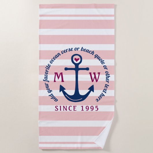 いかりのハートのピンクのストライプの航海のなモノグラムのロゴ ビーチタオル (正面)