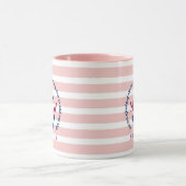 いかりのハートのピンクのストライプの航海のなモノグラムのロゴ マグカップ (中央)