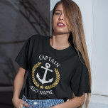 いかりボートまたはキャプテンネーム金ゴールドローレルスターブラック Tシャツ<br><div class="desc">船カスタムのいかりと金ゴールドスタイルのラウレ葉ルのとキャプテンのランクまたは他のタイトルを持つ金ゴールドスターと女性のTシャツにあなたの名パーソナライズされた前またはボート名を設計した。色を選択する。贈り物素晴らしをする。</div>