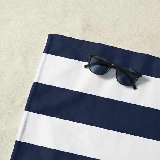 いかり航海のボート名ネイビーブルーホワイト ビーチタオル (インサイチュ)