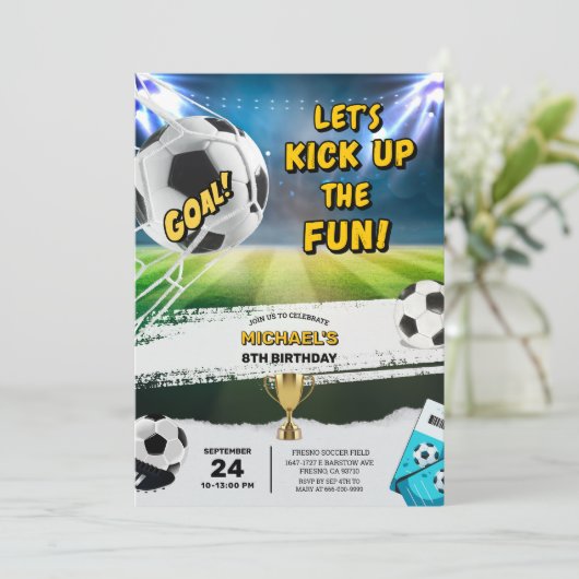 いくつかのおもしろいサッカーボール少年の誕生日パーティーをキックアップ 招待状 (スタンド正面)