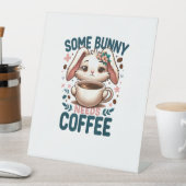 いくつかのバニーがコーヒー愛好家を必要とかわいいウサギのイースター 台座サイン (インサイチュ)