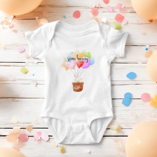 いくつかのバニーが到着したばかりの虹のバルーン ベビーボディスーツ